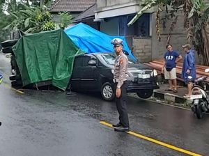 Truk Muat Bahan Bangunan Terguling-Timpa Mobil di Jalur Amlapura-Denpasar