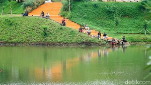 Waduk Brigif Jadi Favorit Ngabuburit Warga di Jakarta Selatan