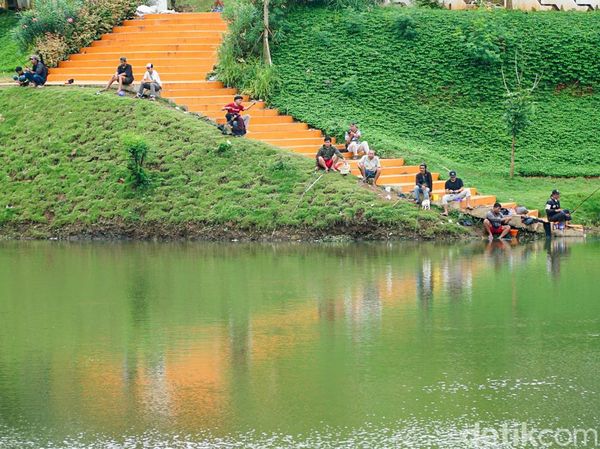Waduk Brigif Jadi Favorit Ngabuburit Warga di Jakarta Selatan
