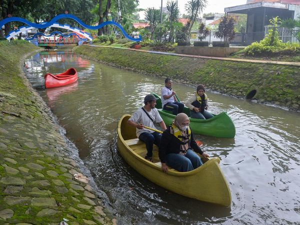 Warga Tangerang Nikmati Ngabuburit dengan Perahu Kano Gratis