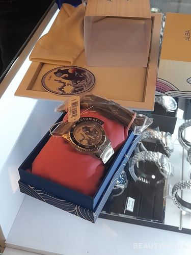 Alba Indonesia merilis jam tangan edisi terbatas yang berkolaborasi dengan Arkiv Vilmansa, seniman kontemporer Indonesia