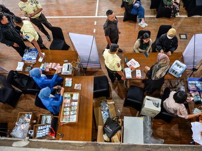 Antusias Warga Bandung Tukar Uang di GOR Saparua