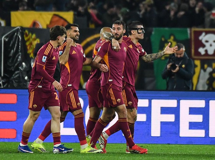 ROME, ITALY - FEBRUARY 22: Bryan Cristante of AS Roma celebrates with team mates after scoring a goal to make it 1-0 during the Serie A match between AS Roma and US Cremonese at Stadio Olimpico on February 22, 2026 in Rome, Italy. (Photo by Ivan Romano/Getty Images)
