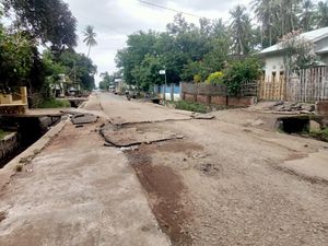 Belum Sebulan Tuntas, Aspal Jalan Senilai Rp 1,4 Miliar di Bima Terkelupas