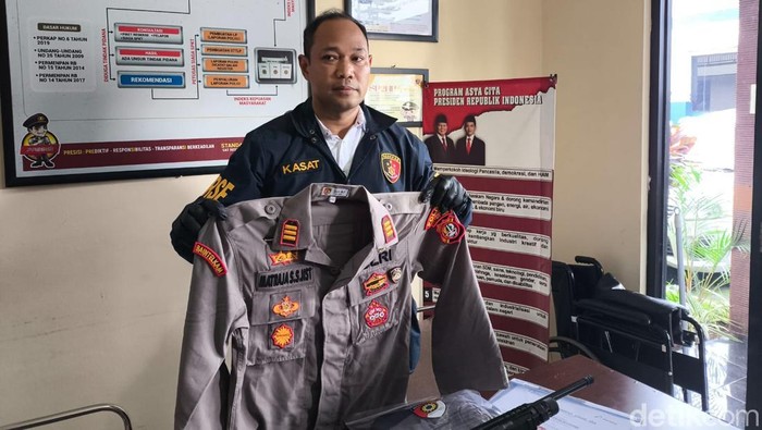 Barang bukti dari pelaku polisi gadungan di Kuningan
