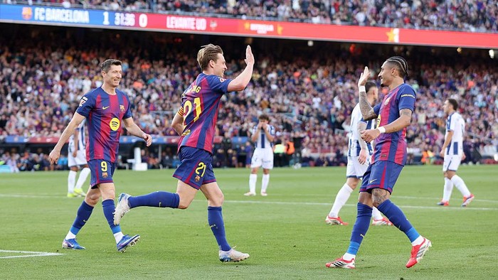 BARCELONA, SPAIN - FEBRUARY 22: Frenkie de Jong of FC Barcelona celebrates 2-0 with Raphinha of FC Barcelona  during the LaLiga EA Sports  match between FC Barcelona v Levante at the Camp Nou on February 22, 2026 in Barcelona Spain (Photo by David Ra