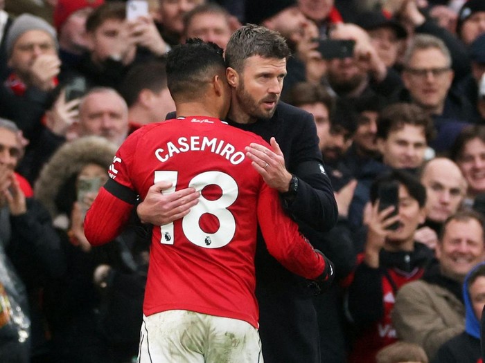 Soccer Football - Premier League - Manchester United v Tottenham Hotspur - Old Trafford, Manchester, Britain - February 7, 2026 Manchester United's Casemiro with Manchester United manager Michael Carrick after being substituted REUTERS/Phil Noble EDITORIAL USE ONLY. NO USE WITH UNAUTHORIZED AUDIO, VIDEO, DATA, FIXTURE LISTS, CLUB/LEAGUE LOGOS OR 'LIVE' SERVICES. ONLINE IN-MATCH USE LIMITED TO 120 IMAGES, NO VIDEO EMULATION. NO USE IN BETTING, GAMES OR SINGLE CLUB/LEAGUE/PLAYER PUBLICATIONS. PLEASE CONTACT YOUR ACCOUNT REPRESENTATIVE FOR FURTHER DETAILS..