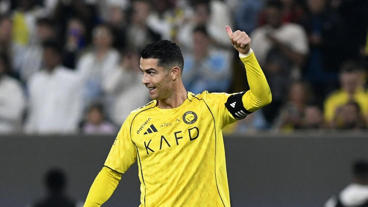 Ronaldo pergi ke Spanyol untuk memulihkan cederanya. Foto: REUTERS/Stringer