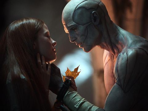FRANKENSTEIN. (L to R) Mia Goth as Elizabeth and Jacob Elordi as The Creature in Frankenstein. Cr. Ken Woroner/Netflix © 2025.