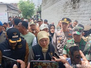 Khofifah Tinjau Dampak Banjir Probolinggo, Perbaikan Jembatan Dikebut