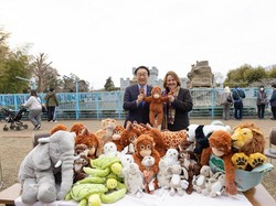 Monyet Punch dan Boneka Ora-Mama yang Selalu Dipeluknya