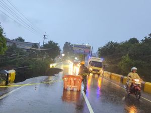 Diguyur Hujan Terus, Jembatan Penghubung Bondowoso-Jember Ambrol