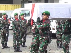 Jenazah Serda Hamdani Korban Serangan KKB Tiba di Maros, Langsung Dimakamkan