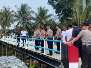 Segera Diresmikan, Kapolda Riau Cek Jembatan Merah Putih di Kampar