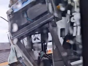 Video: Bus TransJ Koridor 13 Adu Banteng di Jalur Langit