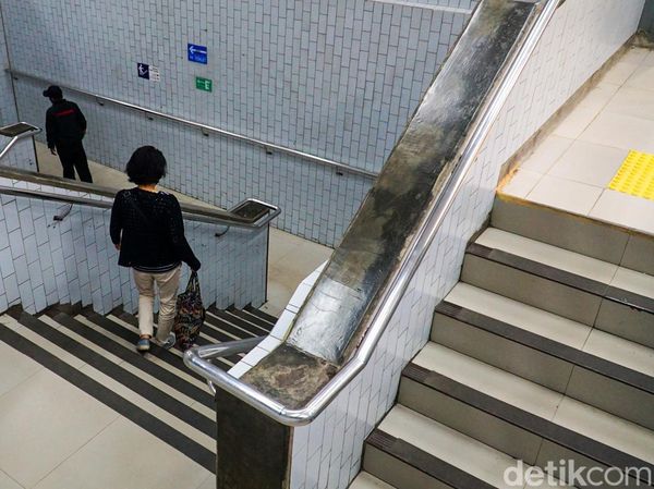 Keluhkan Akses Tangga, Penumpang Minta Lift di Stasiun Depok Baru