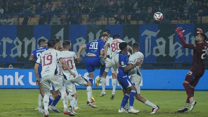 Laga Persib Bandung Vs Persita Tangerang di Stadion GBLA, Minggu (23/2/2026).