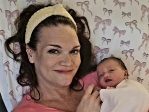 Keajaiban, Aktris 49 Tahun Melahirkan Anak Pertama Usai 10 Tahun Suami Wafat