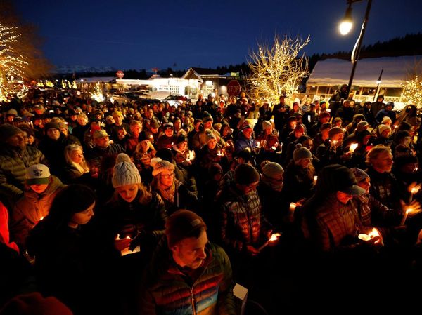 Lilin-Lilin Duka untuk Korban Longsoran Sierra Nevada