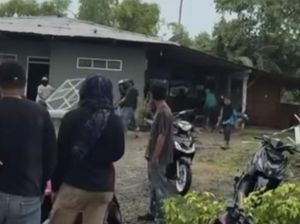 Rumah Terduga Pembunuh Penjaga Agen Bank di Luwu Dirusak Keluarga Korban