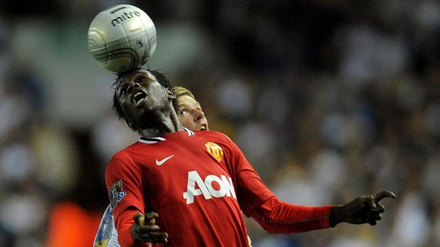 Picture taken on September 20, 2011 shows Manchester United's Senegalese  lorward Mame Biram Diouf vies with Leeds United's Irish forward Andy Keogh during the league cup football match between Leeds United and Manchester United at Elland Road, Leeds, northern England.  German league side Hanover 96 on January 28, 2012 confirmed the signing of Senegal striker Mame Biram Diouf from European giants Manchester United on a two-year contract. AFP PHOTO/ ANDREW YATES (Photo by ANDREW YATES / AFP)