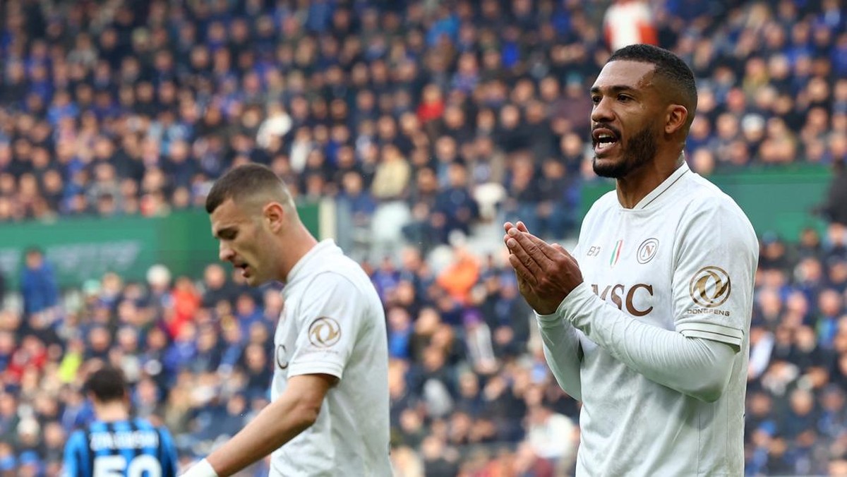 Napoli kesal betul dengan kepemimpinan wasit saat kalah dari Atalanta. (REUTERS/Ciro De Luca)