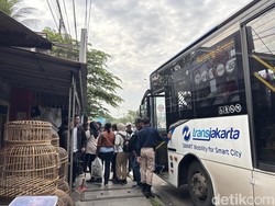 Tak Ada Halte, Penumpang TransJ B41 Jatiasih Bekasi Antre di Pinggir Jalan