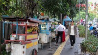 PKL Kembali Padati Trotoar Lapangan Banteng