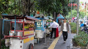 PKL Kembali Padati Trotoar Lapangan Banteng