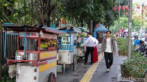 PKL Kembali Padati Trotoar Lapangan Banteng