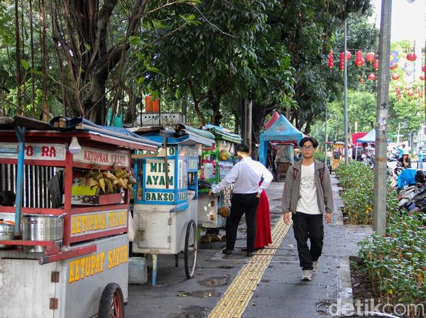 PKL Kembali Padati Trotoar Lapangan Banteng