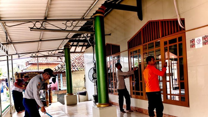 Polres Kepulauan Seribu Bersih-bersih Masjid Dukung 'Bang Jasri'
