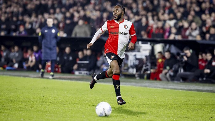 Aksi Raheem Sterling kembali bermain di Feyenoord, usai absen selama 9 bulan akibat diasingkan Chelsea.