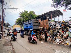 Sampah Menggunung di Sukahaji Bandung, Bau Menyengat Menusuk Hidung