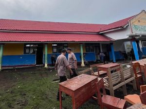Polres Bima Bersihkan Sekolah-Rumah Warga Terdampak Banjir di Tambora