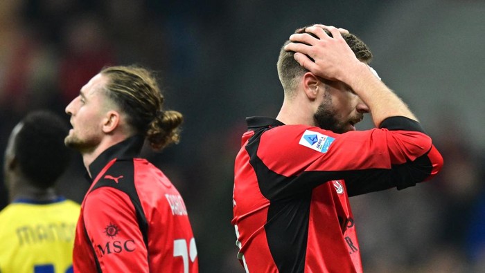 Soccer Football - Serie A - AC Milan v Parma - San Siro, Milan, Italy - February 22, 2026 AC Milans Strahinja Pavlovic looks dejected after the match REUTERS/Daniele Mascolo