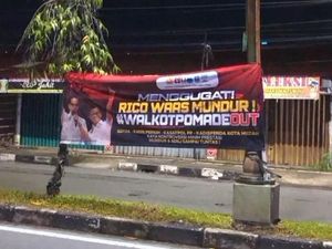 Respons Santai Rico Waas Soal Spanduk Minta Dirinya Mundur Viral