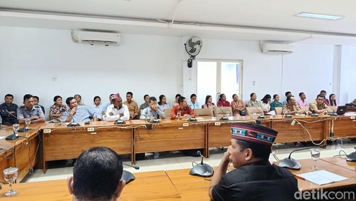 Suasana RDP DPRD Manggarai Barat dengan guru sekolah swasta di Labuan Bajo, Manggarai Barat, NTT, Senin (23/2/2026). (Foto: Ambrosius Ardin/detikBali)