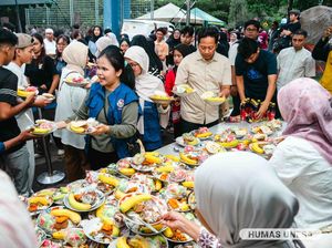 Sepanjang Ramadan, Unesa Bagi-bagi 2.500 Takjil Gratis Setiap Hari