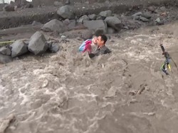 Ayah dan Siswi SD Terseret Banjir Lahar Semeru Saat Seberangi Sungai