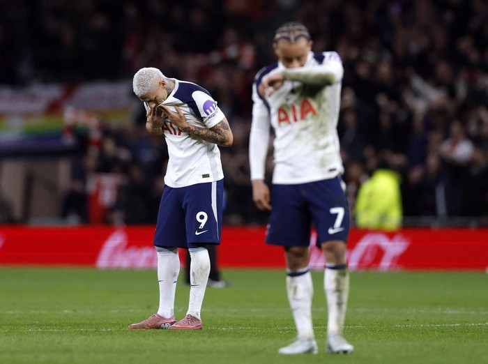 Soccer Football - Premier League - Tottenham Hotspur v Arsenal - Tottenham Hotspur Stadium, London, Britain - February 22, 2026 Tottenham Hotspur's Richarlison looks dejected after the match Action Images via Reuters/Peter Cziborra EDITORIAL USE ONLY. NO USE WITH UNAUTHORIZED AUDIO, VIDEO, DATA, FIXTURE LISTS, CLUB/LEAGUE LOGOS OR 'LIVE' SERVICES. ONLINE IN-MATCH USE LIMITED TO 120 IMAGES, NO VIDEO EMULATION. NO USE IN BETTING, GAMES OR SINGLE CLUB/LEAGUE/PLAYER PUBLICATIONS. PLEASE CONTACT YOUR ACCOUNT REPRESENTATIVE FOR FURTHER DETAILS..