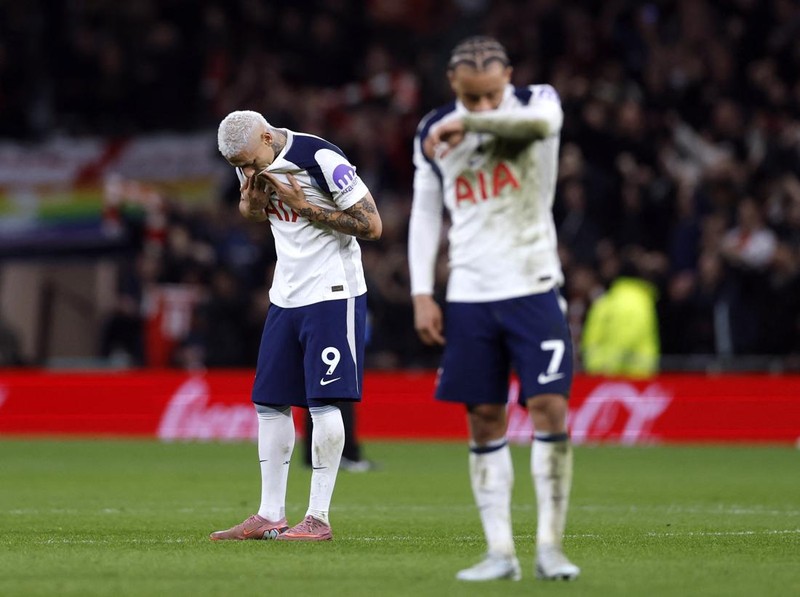 Soccer Football - Premier League - Tottenham Hotspur v Arsenal - Tottenham Hotspur Stadium, London, Britain - February 22, 2026 Tottenham Hotspur's Richarlison looks dejected after the match Action Images via Reuters/Peter Cziborra EDITORIAL USE ONLY. NO USE WITH UNAUTHORIZED AUDIO, VIDEO, DATA, FIXTURE LISTS, CLUB/LEAGUE LOGOS OR 'LIVE' SERVICES. ONLINE IN-MATCH USE LIMITED TO 120 IMAGES, NO VIDEO EMULATION. NO USE IN BETTING, GAMES OR SINGLE CLUB/LEAGUE/PLAYER PUBLICATIONS. PLEASE CONTACT YOUR ACCOUNT REPRESENTATIVE FOR FURTHER DETAILS..