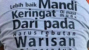 Tulisan Absurd di Baju Bapak-bapak, Mana yang Bikin Kamu Pengen Punya?