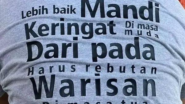 Tulisan Absurd di Baju Bapak-bapak, Mana yang Bikin Kamu Pengen Punya?