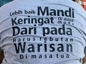 Tulisan Absurd di Baju Bapak-bapak, Mana yang Bikin Kamu Pengen Punya?