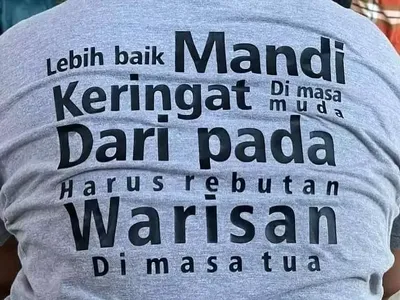 Tulisan Absurd di Baju Bapak-bapak, Mana yang Bikin Kamu Pengen Punya?