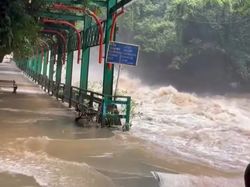 Air Terjun Bantimurung Maros Meluap hingga Akses Jalan Tertutup