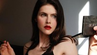 Most Pop: Nonton Piala Dunia, Artis Seksi Alexandra Daddario Diusir Petugas