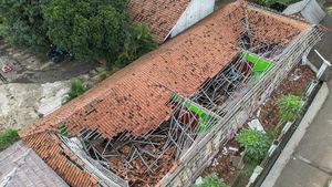 Atap SD Negeri di Karawang Ambruk, Aktivitas Belajar Terganggu