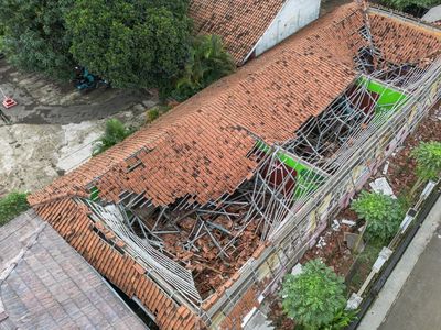 Atap SD Negeri di Karawang Ambruk, Aktivitas Belajar Terganggu